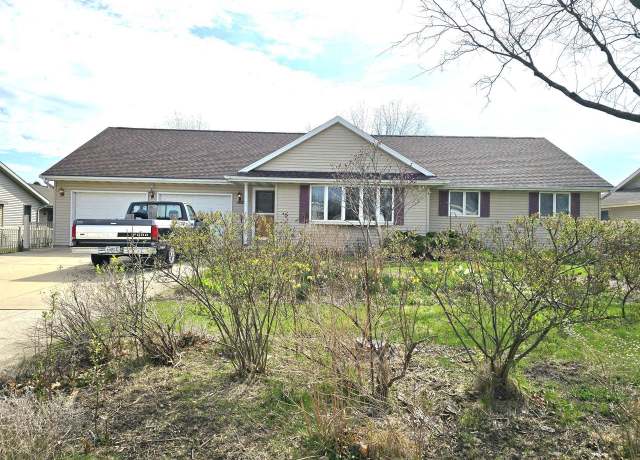 Property at 1822 Saint George Ln, Janesville, WI 53545, 4 beds, 3 baths