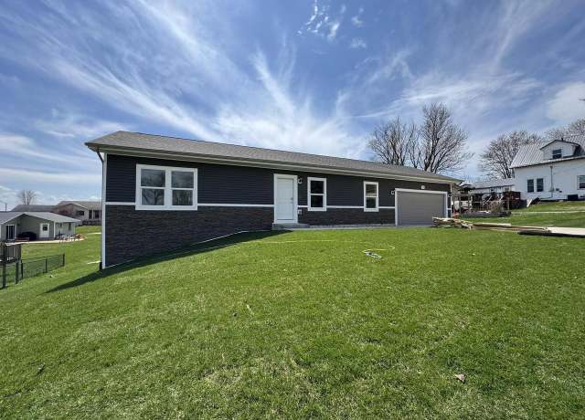 Property at 400 7th St, Mineral Point, WI 53565, 3 beds, 2.5 baths