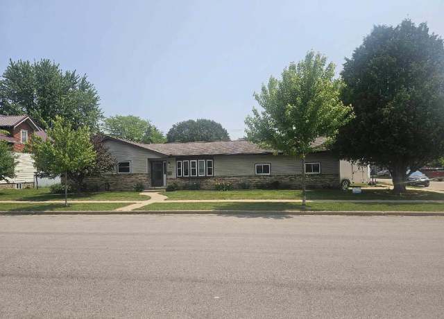 Property at 1422 Mclean Ave, Tomah, WI 54660, 3 beds, 2 baths