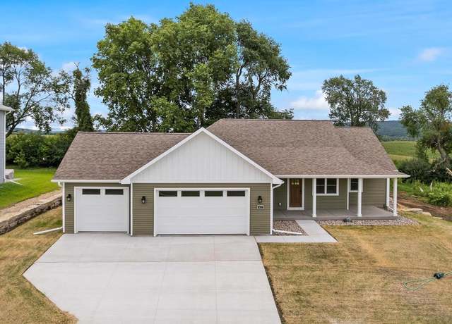 Property at 412 Roosevelt St, Baraboo, WI 53913, 3 beds, 2 baths