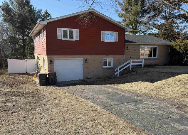 Property at 2768 S Mohican Dr, Beloit, WI 53511, 4 beds, 2.5 baths