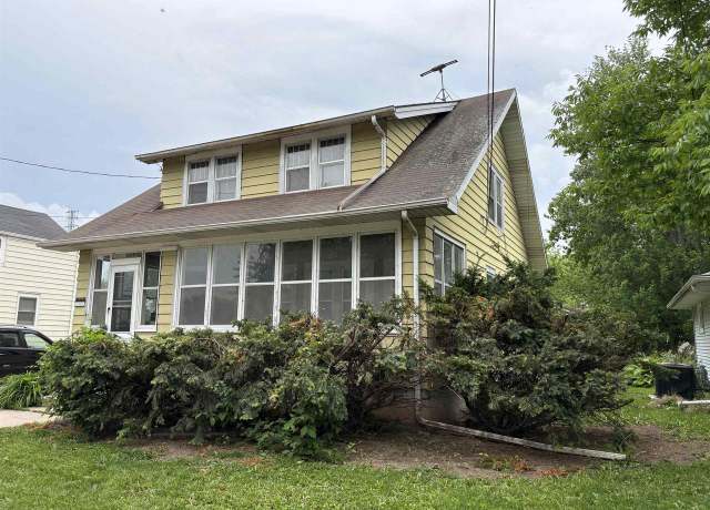 Property at 121 Kaukauna St, Menasha, WI 54952, 3 beds, 2 baths