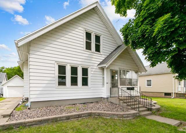 Property at 729 W Cook St, Portage, WI 53901, 3 beds, 1.5 baths
