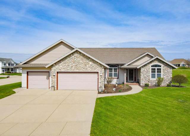 Property at 942 Cambridge Dr, Janesville, WI 53548, 3 beds, 2.5 baths