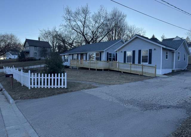 Property at 404 Pine St, Mineral Point, WI 53565, 5 beds, 4 baths