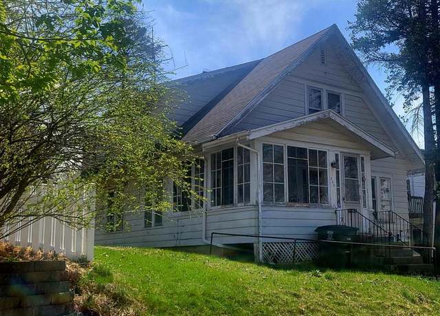 Property at 242 E Ogden St, Jefferson, WI 53549, 3 beds, 1.5 baths