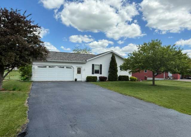 Property at S5472 Mammoth Trl, Baraboo, WI 53913, 4 beds, 3 baths