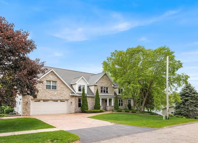 Property at 453 South St, Green Lake, WI 54941, 7 beds, 5.5 baths