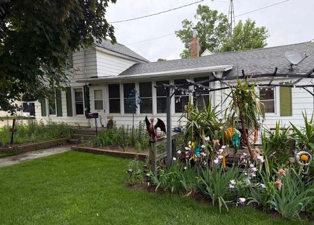 Property at 105 Jefferson St, Portage, WI 53901, 3 beds, 1 bath