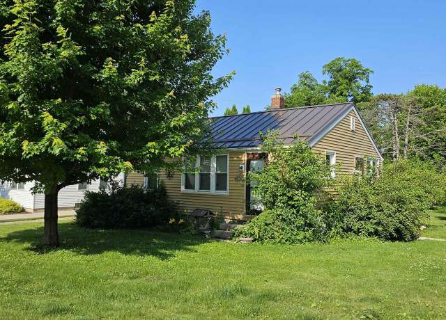 Property at 426 Hillcrest Dr, Sun Prairie, WI 53590, 2 beds, 1 bath