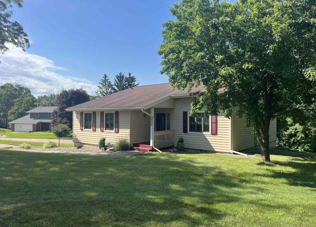Property at 830 Parkview Ct, Portage, WI 53901, 4 beds, 2 baths