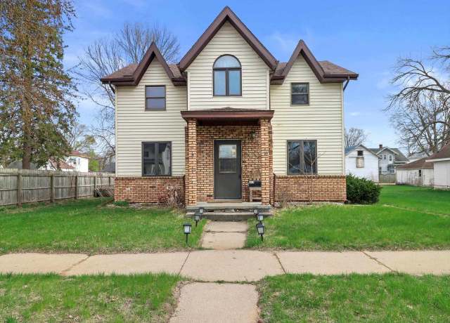 Property at 132 E Carroll St, Portage, WI 53901, 3 beds, 2 baths