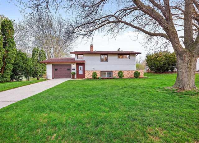 Property at 724 Wilson St, Sun Prairie, WI 53590, 3 beds, 1.5 baths