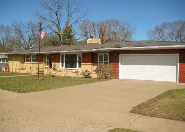 Property at 620 S Buchanan St, Prairie Du Chien, WI 53821, 5 beds, 2.5 baths