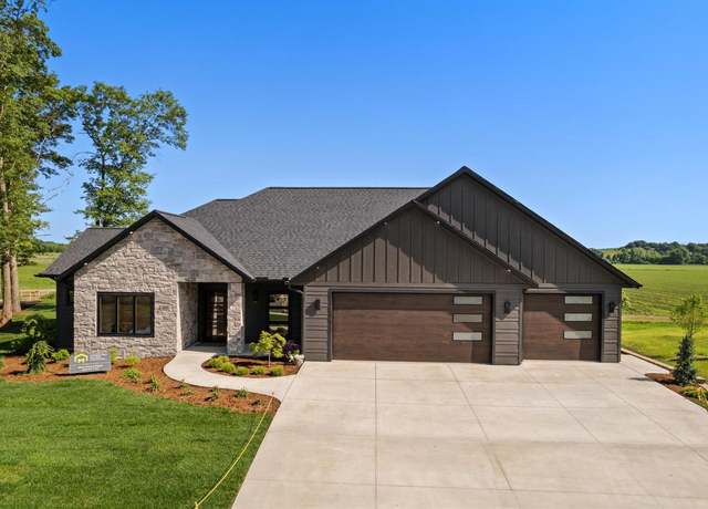 Property at 405 Prairie View Dr, Portage, WI 53901, 4 beds, 3.5 baths