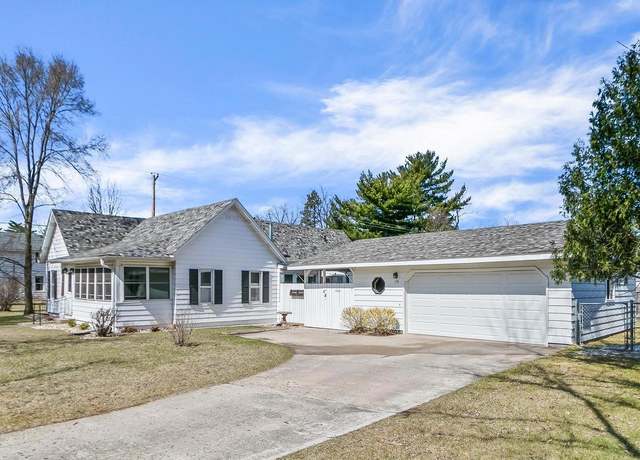 Property at 108 W Chestnut St, Pardeeville, WI 53954, 3 beds, 1 bath