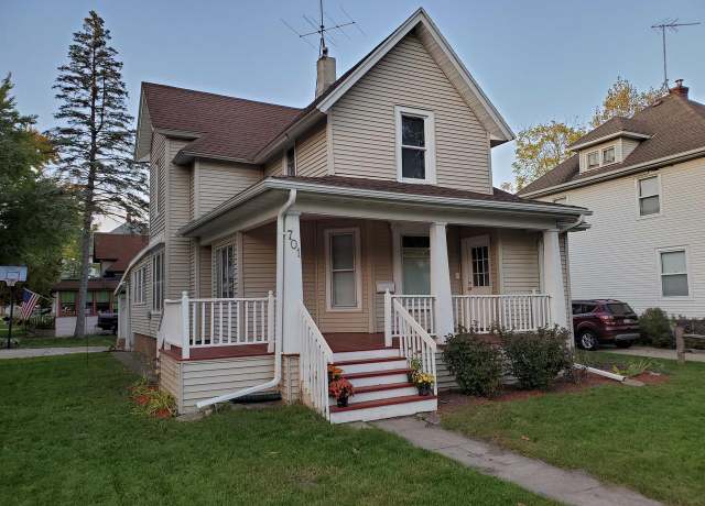 Property at 701 E Main St, Reedsburg, WI 53959, 3 beds, 2 baths