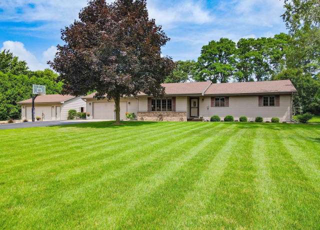 Property at 29 E Curharken Dr, Edgerton, WI 53534, 3 beds, 1.5 baths