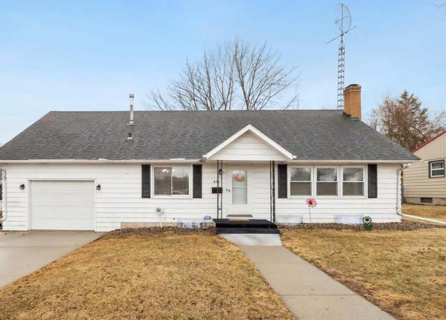 Property at 834 6th St, Baraboo, WI 53913, 3 beds, 3 baths