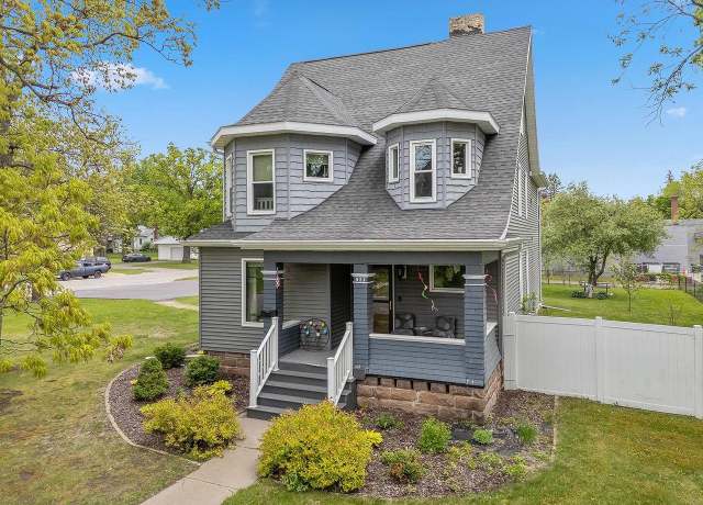 Property at 924 Capital St, Wisconsin Dells, WI 53965, 5 beds, 2.5 baths