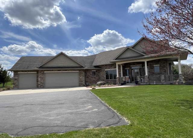 Property at 11219 W Golf Cir, Janesville, WI 53548, 3 beds, 2.5 baths