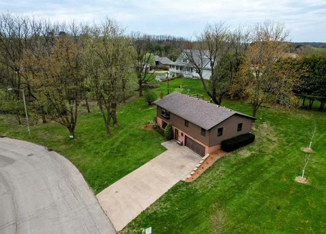 Property at 1255 Sunset Dr, Platteville, WI 53818, 3 beds, 2 baths