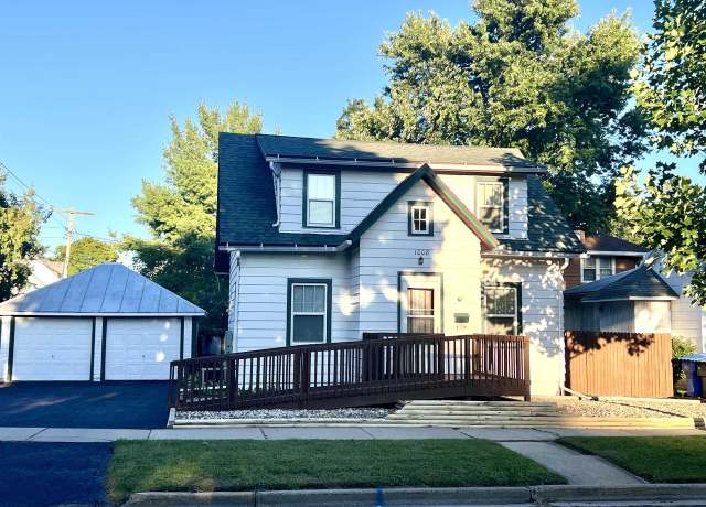 Property at 1008 Oak St, Baraboo, WI 53913, 3 beds, 1.5 baths