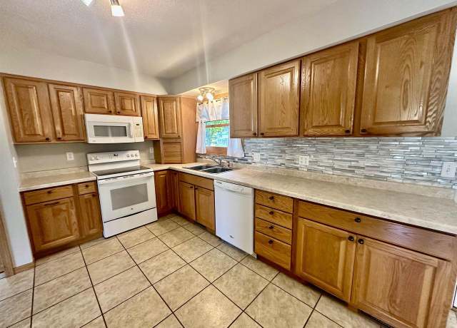 Property at 803 East Ave, Tomah, WI 54660, 3 beds, 1.5 baths