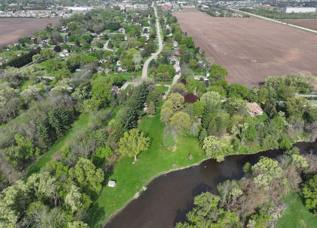 Property at 8839 S Creek Rd, Beloit, WI 53511, 3 beds, 2.5 baths