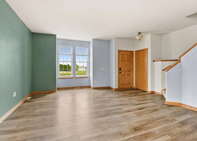 Property at 632 Hunter Oaks Blvd, Watertown, WI 53094, 2 beds, 3 baths