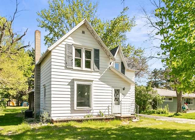 Property at 412 W Chestnut St, Pardeeville, WI 53954, 3 beds, 1.5 baths