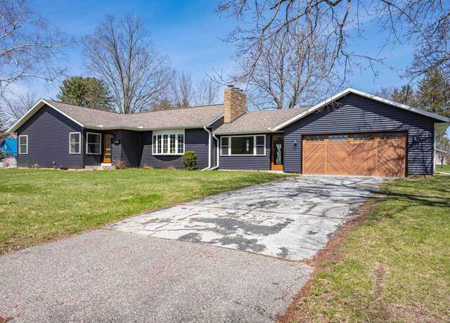 Property at 701 Bauer St, Wisconsin Dells, WI 53965, 3 beds, 1.5 baths