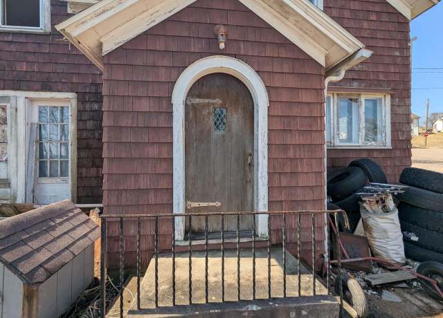 Property at 104 Franklin St, Elroy, WI 53929, 3 beds, 1 bath