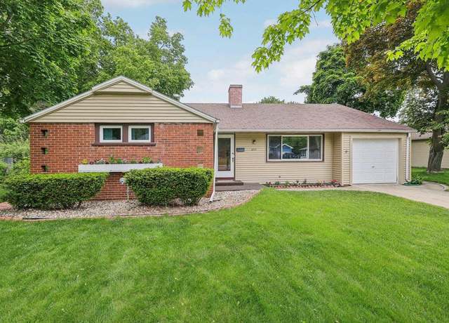 Property at 219 Summit St, Portage, WI 53901, 3 beds, 1.5 baths