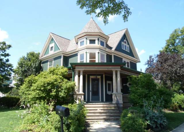 Property at 300 S Dickason Blvd, Columbus, WI 53925, 4 beds, 4.5 baths