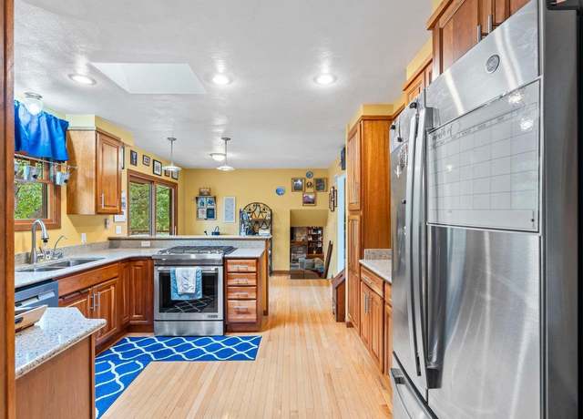 Property at 15 Preston Dr, Platteville, WI 53818, 4 beds, 3 baths