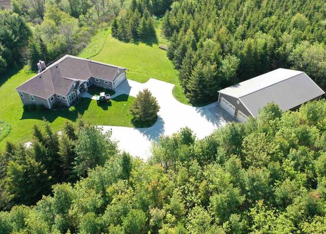 Property at N5194 Blue Valley Rd, Hartford, WI 53027, 4 beds, 3 baths
