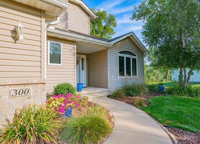 Property at 300 Military Ridge Dr, Verona, WI 53593, 4 beds, 3.5 baths