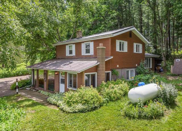 Property at W8525 Oshaukuta Rd, Poynette, WI 53955, 3 beds, 1.5 baths