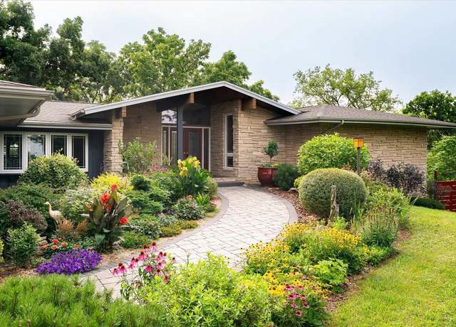 Property at 1 Sandy Oak Dr, Viroqua, WI 54665, 5 beds, 4 baths