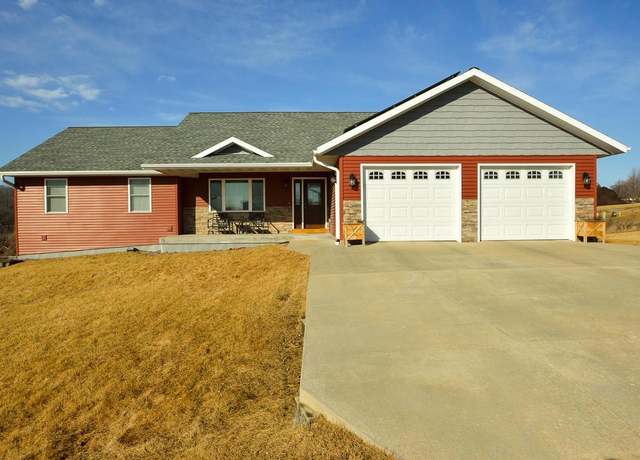 Property at 304 Diamond Oaks Dr, Dodgeville, WI 53533, 5 beds, 3 baths