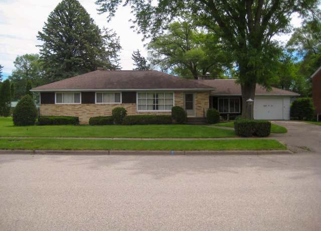 Property at 806 S Wacouta Ave, Prairie Du Chien, WI 53821, 3 beds, 2.5 baths
