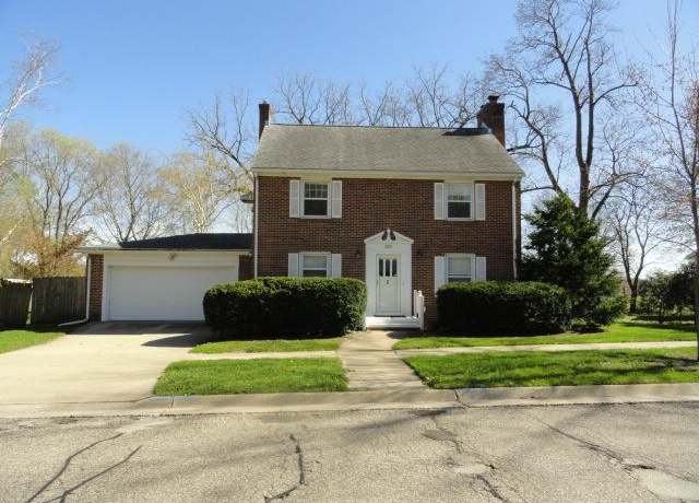 Property at 320 W Edgewater St, Portage, WI 53901, 3 beds, 2.5 baths