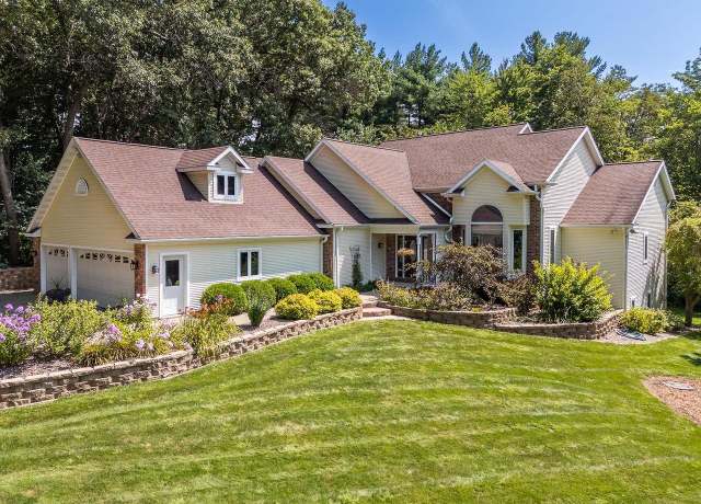 Property at S2916A Fairway Dr, Reedsburg, WI 53959, 3 beds, 3.5 baths
