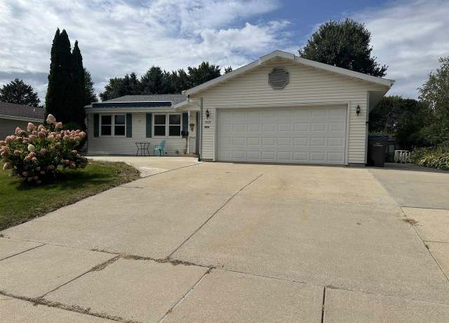 Property at 1404 Oak St, Watertown, WI 53098, 3 beds, 2 baths
