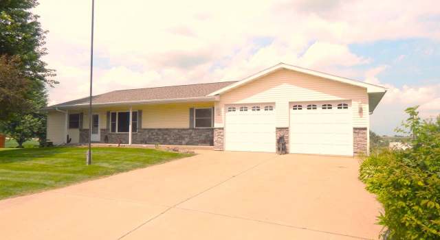 Photo of 704 E North St, Dodgeville, WI 53533