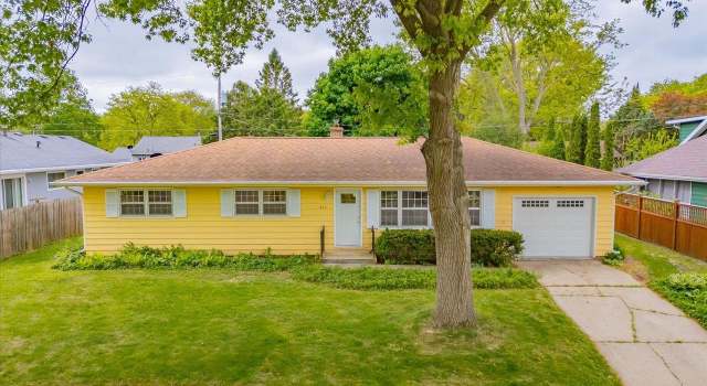 Photo of 6911 Prairie Dr, Middleton, WI 53562