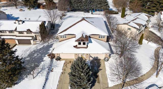 Photo of 2 Cherbourg Ct, Madison, WI 53711