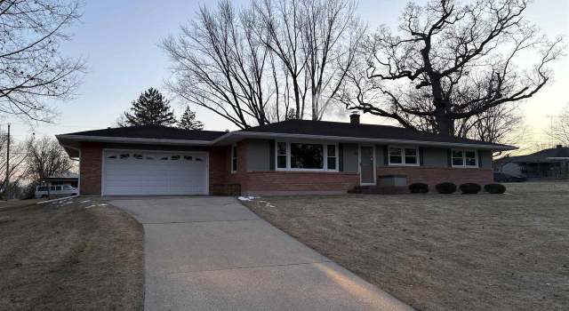 Photo of 325 Oak Ridge Dr, Freeport, IL 61032