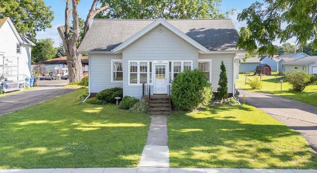 Photo of 221 Linn St, Baraboo, WI 53913